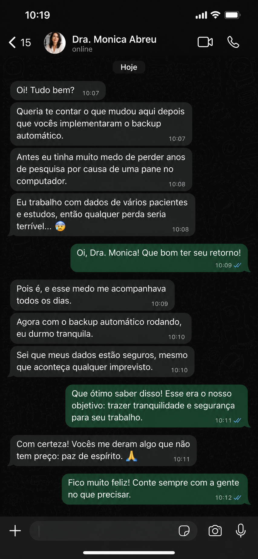 Conversa de WhatsApp com a Dra. Monica Abreu, pesquisadora, contando que passou a dormir tranquila com o backup automático